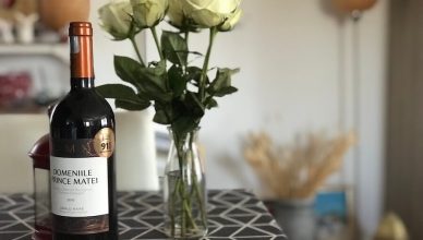 Primul vin medaliat la Premiile de excelență Vinul.ro 2021 care poartă pe sticlă puncte și medalie a apărut pe piață, e vorba despre Domeniile Prince Matei roșu 2018, din Merlot, Cabernet Sauvignon și Fetească neagră