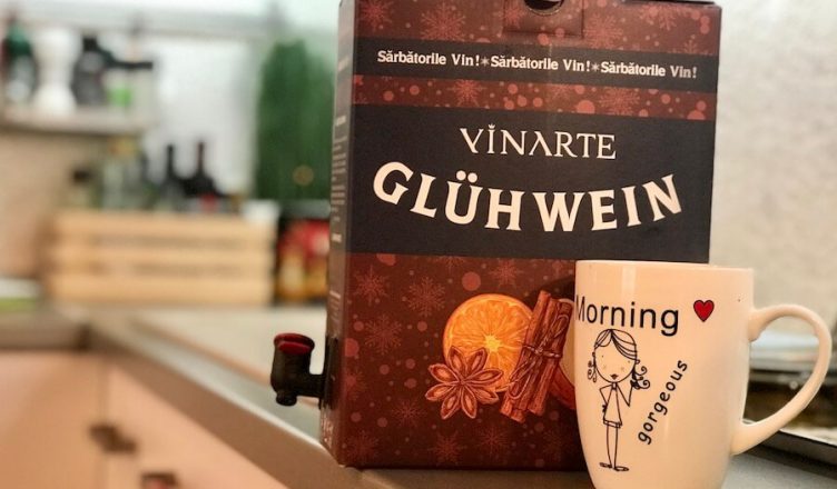 Vinul de fiert (Glühwein) din cutia de la VINARTE conține o cantitate de 3 litri de mix gata preparat pentru servire: vin roșu de 12,5% vol alc, zahăr, extracte naturale de portocale, scorțișoaă, cardamom și anason