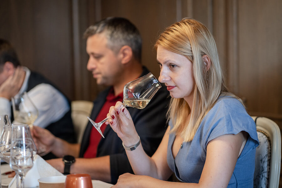 Carmina Nițescu, fondatoarea Winesday.ro și Winesday App, este promotor de turism și organizatoare a numeroase degustări de vinuri și gastronomie. Ea se află în spatele unor proiecte de marketing, sales și promovare precum TurismMarket.com sau TravelWithASmile.net