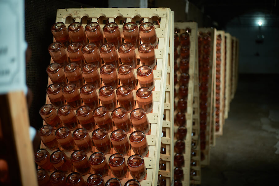 Și azi, spumantele Rhein Extra sunt produse prin metoda celei de-a doua fermentații în sticlele în care sunt ulterior livrate consumatorilor. Este un proces migălos și de durată, menit să imprime acestor vinuri calități deosebite