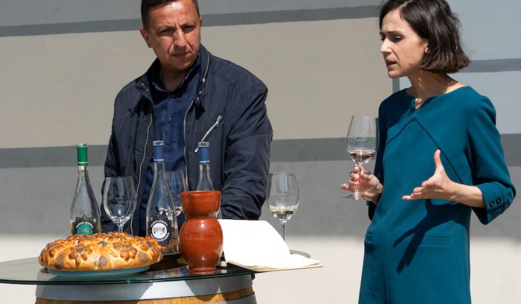 Enologul Iustin Urucu și somelierul Julia Scavo au prezentat influencerilor de pe piața canadiană vinurile oltenești de la Vinarte
