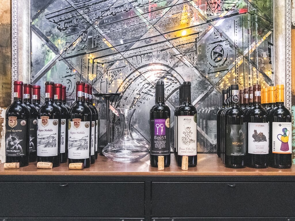 Degustări de Aur Vinul.ro, noiembrie 2025: 4 crame merituoase, 8 vinuri roșii medaliate și „platoul de Dealu Mare” în spectacol la Prowine Gastrobar