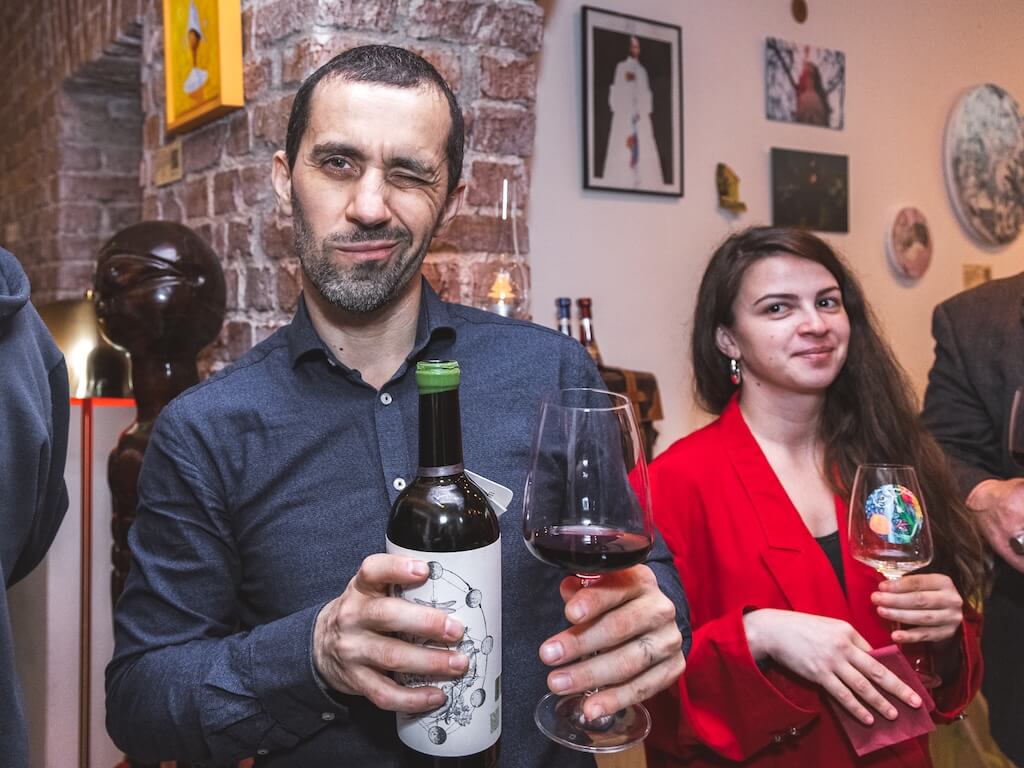 Spectacol 360° la „Degustarea de Aur & artă caritabilă” de la Tapastick: muzică, pictură, modă, flori, magie și o explozie de gusturi