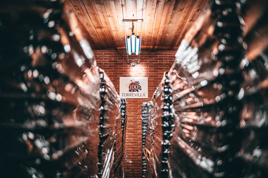 Julia Scavo aduce material de studiu «cooperatist» din Italia: Cantina Torrevilla – spumant clasic și pavez, dar nu numai